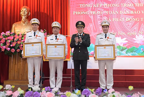 Thừa uỷ quyền của Chủ tịch nước, Thứ trưởng Lương Tam Quang trao Huân chương Chiến công các hạng tặng các cá nhân xuất sắc