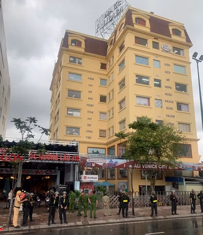 Cảnh sát cơ động và Cảnh sát giao thông cùng các lực lượng liên quan phong tỏa khu vực trụ sở Công ty Alibaba trên địa bàn quận Thủ Đức, TP Hồ Chí Minh.
