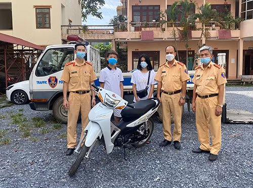 Lực lượng chức năng triệu tập 2 đối tượng bốc đầu cùng tang vật. Lực lượng chức năng triệu tập 2 đối tượng bốc đầu cùng tang vật.