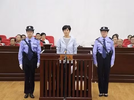 Khương Bảo Hồng bị xét xử trước tòa.