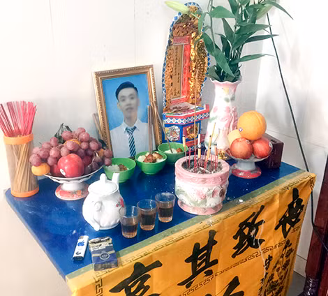 Bàn thờ và di ảnh nạn nhân. Bàn thờ và di ảnh nạn nhân.