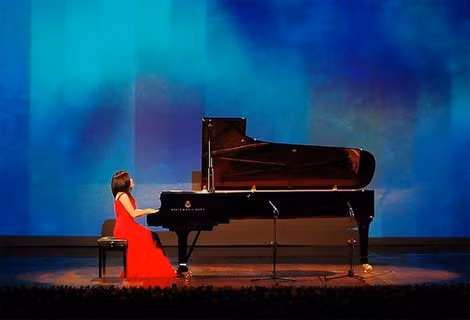 Nghệ sĩ piano Trang Trịnh trên sân khấu.