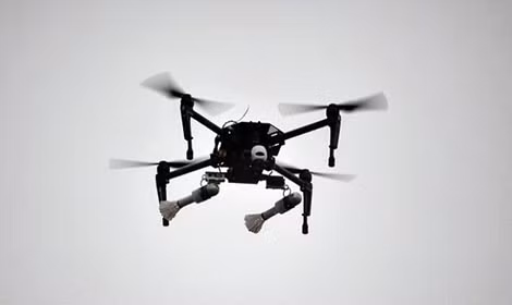 UAV chở theo lựu đạn cầu lông.