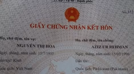Giấy kết hôn của bà Hoa và người chồng ngoại quốc.