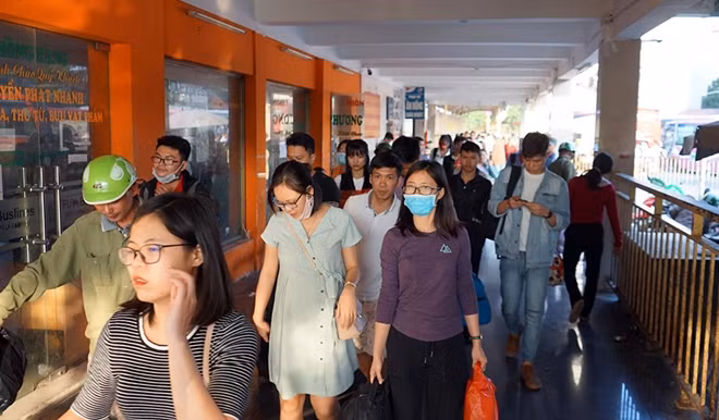Những chuyến xe từ các tỉnh bắt đầu đổ về. Lưu lượng khách tại bến tăng nhanh.