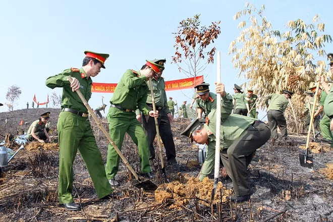 Ban Giám đốc Công an tỉnh Yên Bái hưởng ứng tết trồng cây Xuân Kỷ Hợi 2019