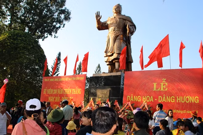 Đông đảo người dân và du khách dâng hoa tại tượng đài Hoàng đế Quang Trung.