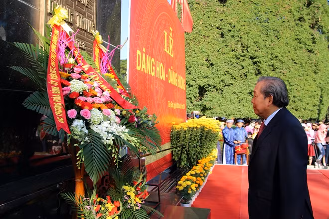 Đồng chí Trương Hòa Bình dâng hoa tại tượng đài Hoàng đế Quang Trung.