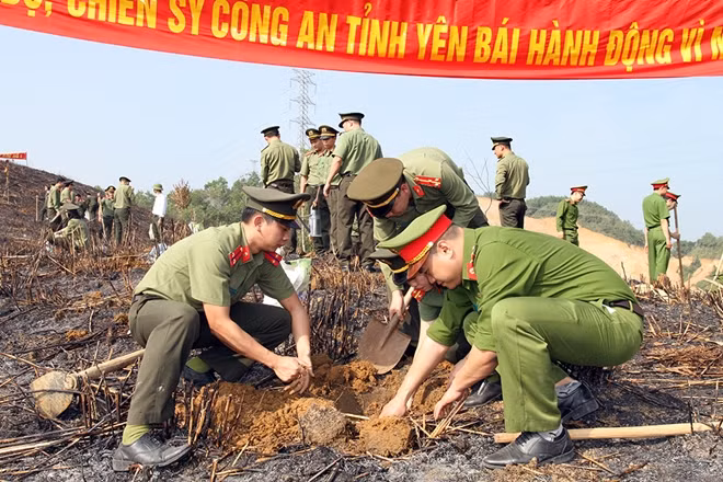 Cán bộ chiến sĩ Công an tỉnh Yên Bái hưởng ứng tết trồng cây Xuân Kỷ Hợi 2019
