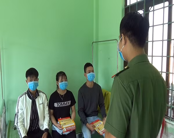 Công an huyện Sơn Hà tuyên truyền phòng, chống dịch cho số người lao động từ Trung Quốc về dịp Tết