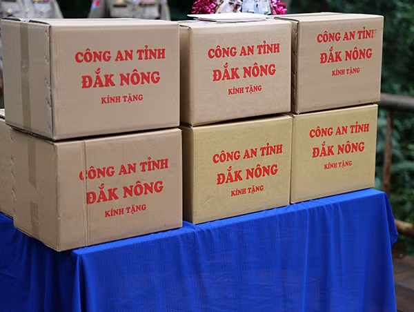 Quà và vật tư y tế Công an tỉnh Đắk Nông trao tặng Công an tỉnh Mondulkiri, Vương quốc Campuchia.