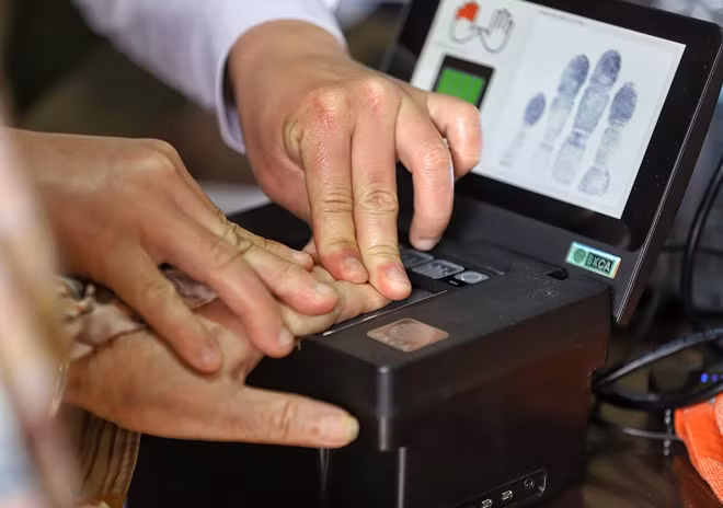 Để thực hiện cấp, đổi thẻ CCCD gắn chip, lực lượng công an được sử dụng công nghệ hiện đại trong việc thu thập vân tay, phục vụ cho cấp mẫu thẻ mới.