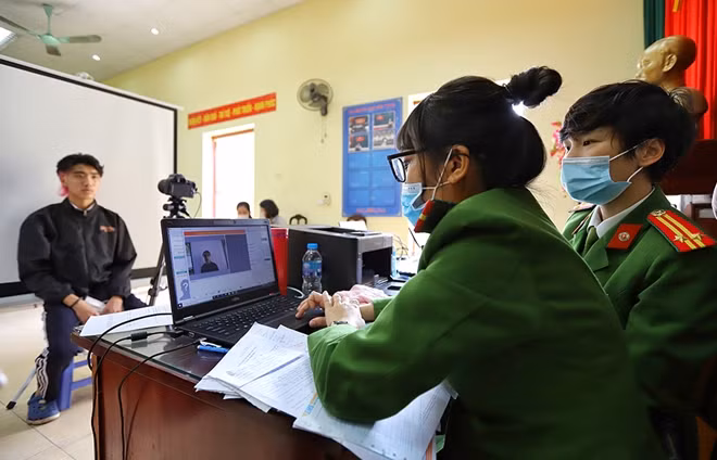 Công dân được lực lượng chức năng chụp lại hình ảnh, hỗ trợ bổ sung thông tin còn thiếu.