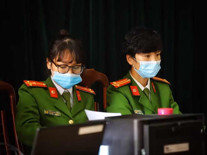 Theo Thiếu tá Đỗ Ngọc Hiếu, Đội phó Đội QLHC Công an quận Cầu Giấy, những ngày gần đây, số lượng hồ sơ tiếp nhận làm thủ tục cấp thẻ CCCD gắn chip hằng ngày có giảm hơn so với thời gian đầu do vừa thực hiện thủ tục cấp thẻ CCCD lưu động nhưng vẫn phải đảm bảo công tác phòng chống dịch COVID-19, và đây là việc rất cần thiết trong bối cảnh dịch đang diễn biến phức tạp như hiện nay