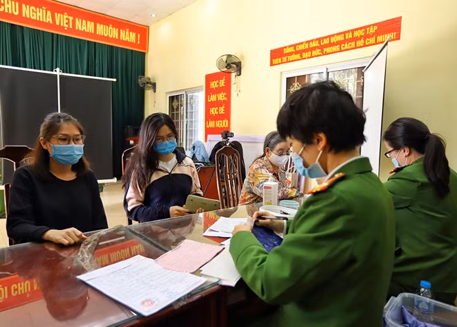 Sau khi hoàn thành khai báo, kiểm tra y tế đầy đủ, người dân sẽ được các bộ công an phường hướng dẫn vào bên trong làm các thủ tục cấp thẻ CCCD gắn chip.