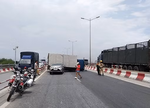 Cầu Thanh Trì kẹt cứng hàng cây số vì xe tải đè bẹp xe con, chắn ngang mặt cầu