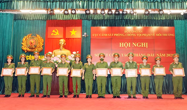 Thiếu tướng Nhữ Thị Minh Nguyệt trao Giấy khen của Cục Cảnh sát PCTP về môi trường tặng các tập thể, cá nhân xuất sắc