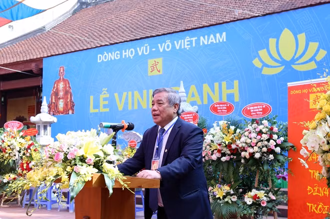 GS.TSKH, Nhà giáo nhân dân Vũ Minh Giang phát biểu khai mạc buổi lễ.