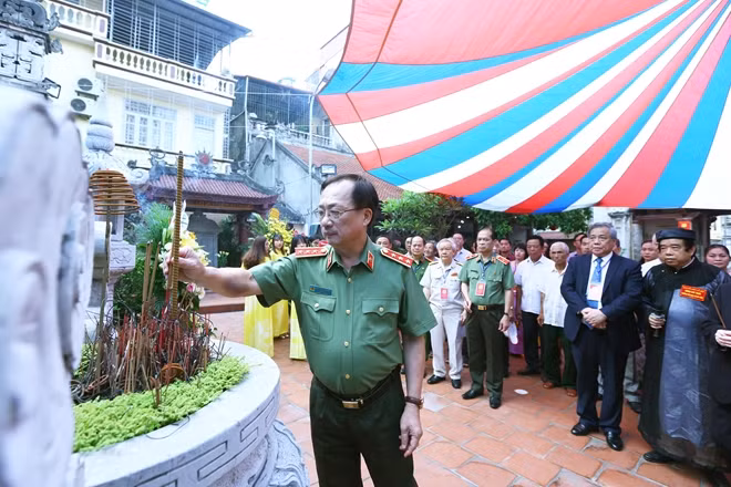Các đại biểu thành kính dâng hương, dâng hoa, tưởng nhớ và tri ân công lao của các thế hệ Dòng họ Vũ- Võ Việt Nam