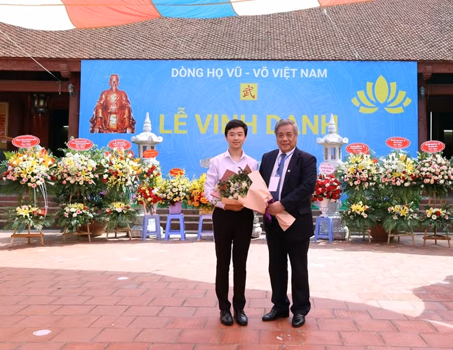 Các cháu có thành tích xuất sắc trong học tập nhận bằng khen.