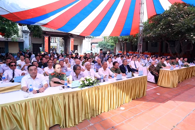 Các đại biểu tham dự buổi lễ.