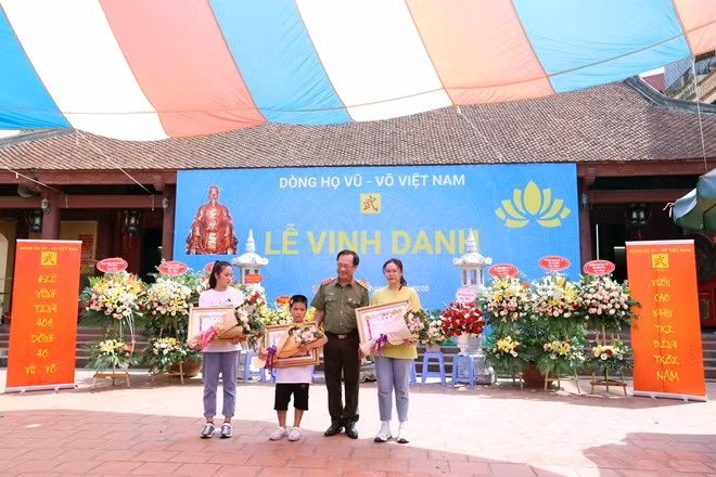 Thượng tướng, PGS, TS Nguyễn Văn Thành trao bằng khen cho các cháu.
