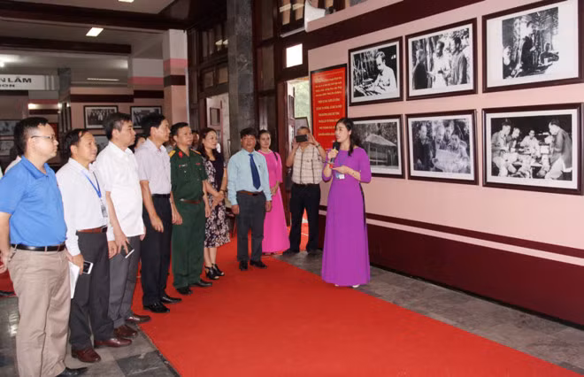 Các đại biểu tham quan triển lãm Các đại biểu tham quan triển lãm