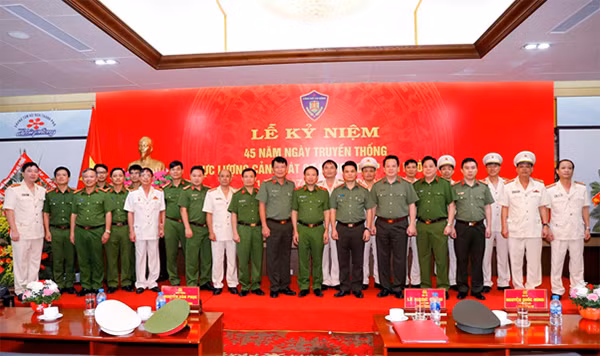 Các đại biểu dự lễ kỷ niệm tại buổi lễ
