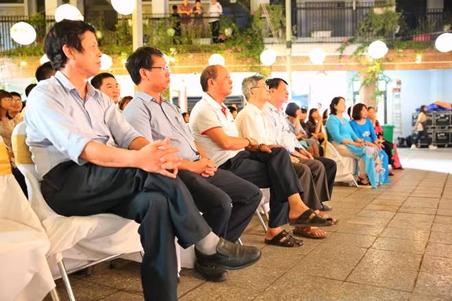 Hình bóng người cha của mái trường Lương Thế Vinh đã vắng bóng trong lễ trưởng thành và tri ân năm nay.