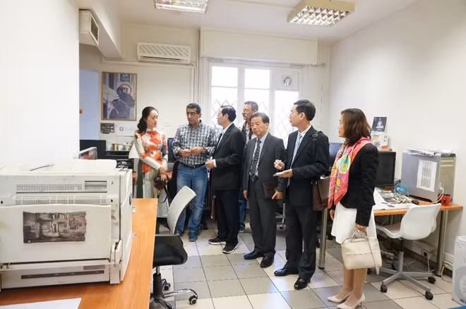 Tác giả cùng Đại sứ Việt Nam tại Hi Lạp và một số đồng nghiệp thăm tòa soạn Báo AVGI.