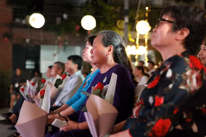 Những bông hoa đỏ thắm được các em dành tặng tới thầy cô của mình.