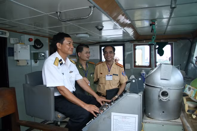 Nhà báo Duy Hiển (giữa) và Đại tá Trần Quốc Trung cùng chỉ huy tàu HQ 996 trong chuyến công tác Trường Sa năm 2013.