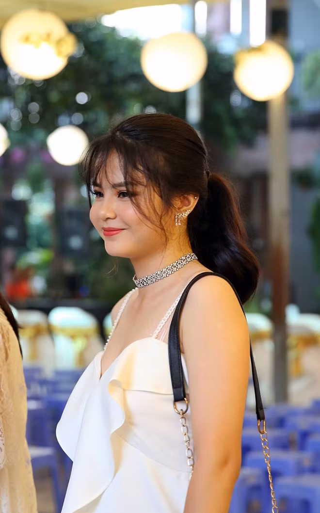 Nét đẹp kiêu sa và lộng lẫy của một nữ sinh trong những bộ trang phục dạ hội trắng.