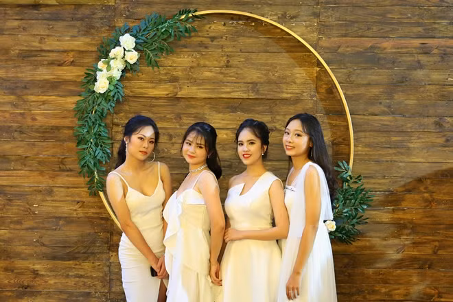 Các cô bé học trò tinh nghịch trong bộ đồng học sinh "biến" thành những cô người mẫu trẻ trung, xinh đẹp.