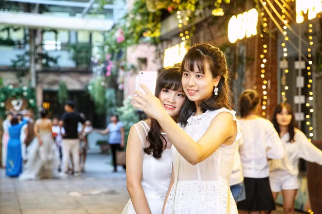 Cùng nhau lưu giữ lại những kỷ niệm bởi đây là cơ hội cuối cùng để bên nhau dưới mái trường cấp 3 yêu dấu