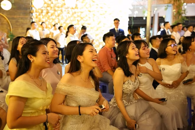 Nữ sinh Lương Thế Vinh lộng lẫy, xinh tươi rạng ngời trong trang phục dạ hội.
