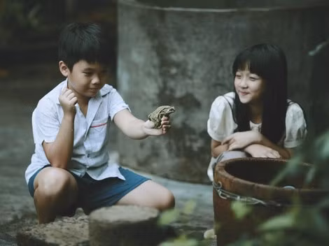 Phim “Tôi thấy hoa vàng trên cỏ xanh” được chuyển thể từ tác phẩm của nhà văn Nguyễn Nhật Ánh.