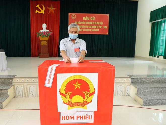 Cử tri diễn tập bỏ phiếu.