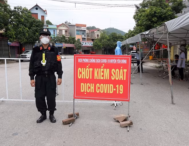 Lực lượng Công an làm nhiệm vụ đảm bảo ANTT tại các chốt kiểm soát dịch COVID-19 tại địa bàn tỉnh Bắc Ninh.