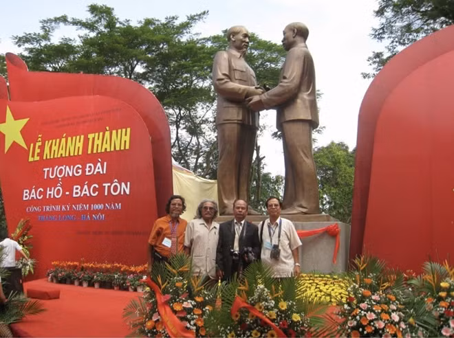 Từ trái qua phải: KTS Lê Quang Tiến, Họa sĩ Đặng Công Ngoãn, Lâm Quang Nới và Lê Quang Đạt trong lễ khánh thành tượng đài.