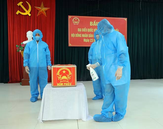 Hòm phiếu phụ sau đó sẽ được nhân viên y tế khử khuẩn đảm bảo an toàn trước khi tập hợp phiếu.