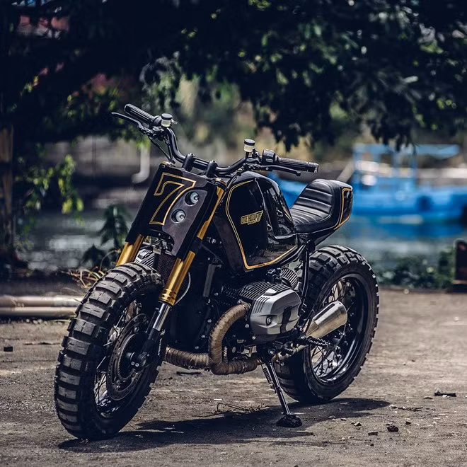 Phần đầu xe là số hiệu, trang bị hai đèn sương mù H3, cùng với đồng hồ Motogadget hiển thị tín hiệu hành trình. Hệ thống phanh Brembo.