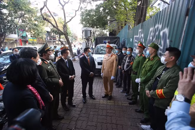 Thượng tá Nguyễn Chí Công, Phó trưởng Phòng CSGT Công an TP Hà Nội báo cáo tình hình và các phương án đảm bảo an ninh trong dịp tết.