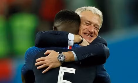 Deschamps vui sướng chia sẻ chiến thắng cùng học trò khi Pháp lọt vào chung kết.