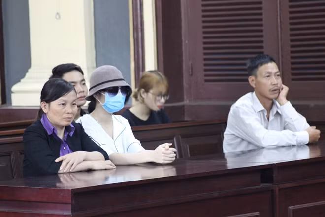 Hương cùng cha mẹ tại phiên tòa phúc thẩm.