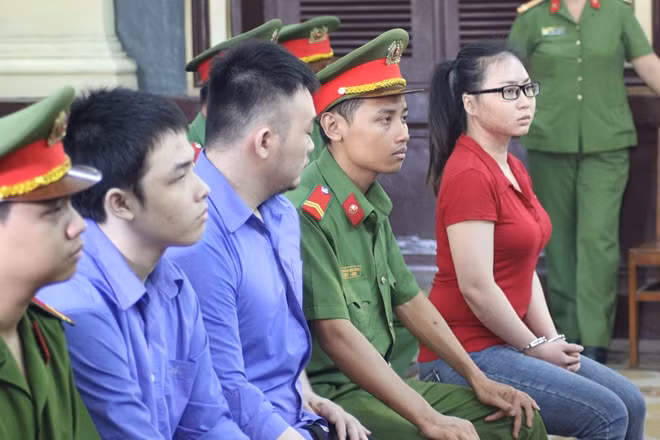 Ba bị cáo Tâm, Long, Quyên tại phiên phúc thẩm.
