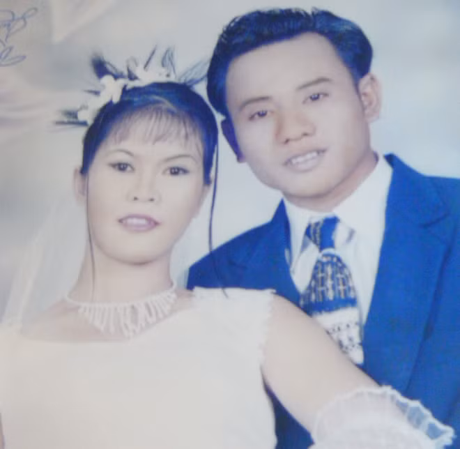 Vợ chồng võ sĩ Phạm Thị Phượng hạnh phúc trong ngày cưới.
