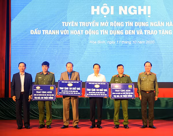 Thứ trưởng Nguyễn Văn Thành, đồng chí Đào Minh Tú trao quà cho UBND và Công an 2 huyện Kim Bôi, Lạc Thủy Thứ trưởng Nguyễn Văn Thành, đồng chí Đào Minh Tú trao quà cho UBND và Công an 2 huyện Kim Bôi, Lạc Thủy