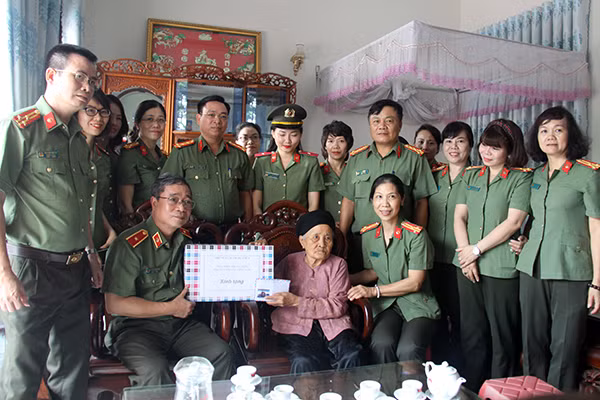 Đoàn công tác Cụm thi đua số 4 và Công an tỉnh Vĩnh Phúc thăm, tặng quà Mẹ Việt Nam Anh hùng Bùi Thị Tý.