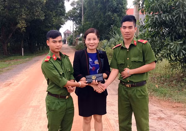 Chị Thủy xúc động nhận lại chiếc ví do mình bất cẩn đánh rơi. Chị Thủy xúc động nhận lại chiếc ví do mình bất cẩn đánh rơi.